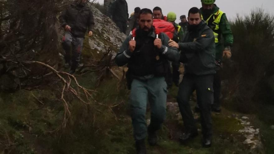 Rescate del cadáver del piloto, a hombros