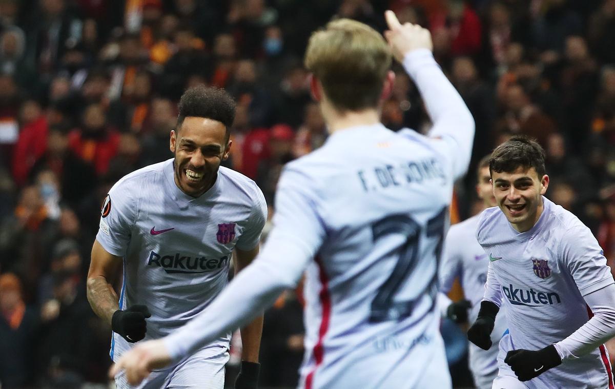 Aubameyang celebra el segundo gol con Frenkie de Joong