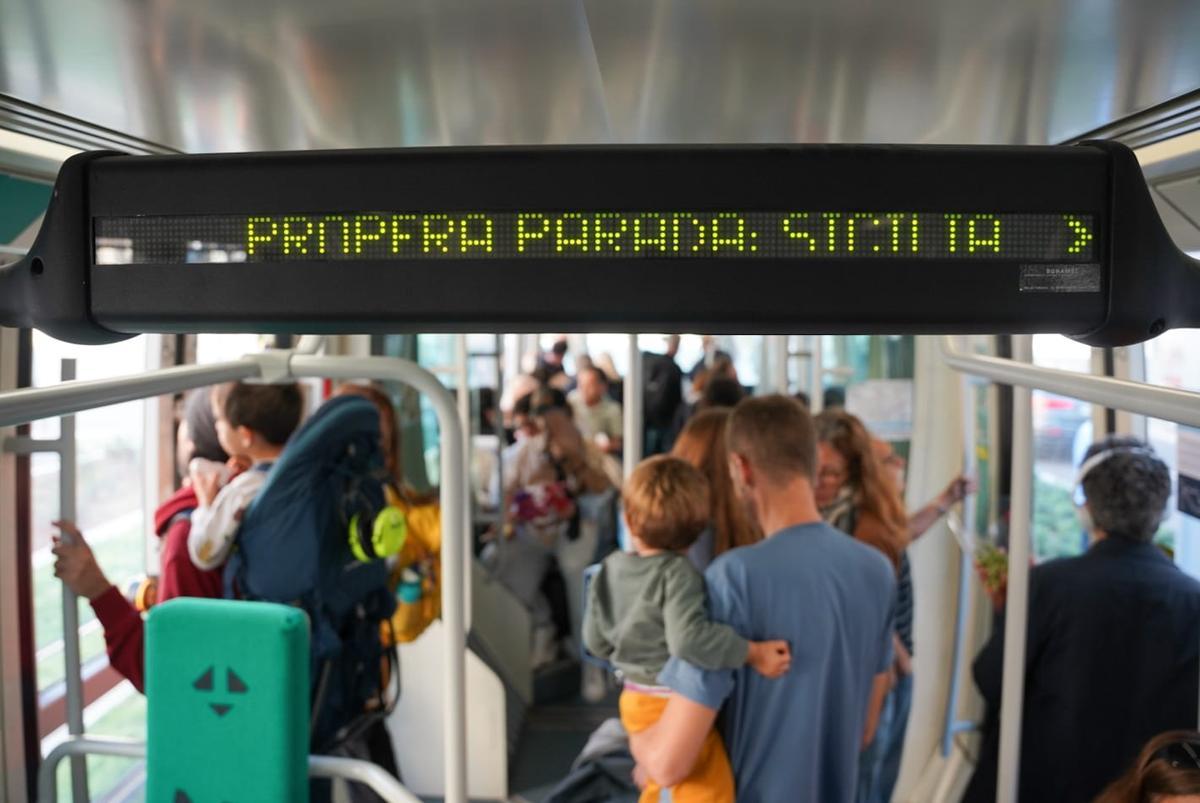 El tranvía se estrena entre Glòries y Verdaguer entre expectación vecinal y sin acto político