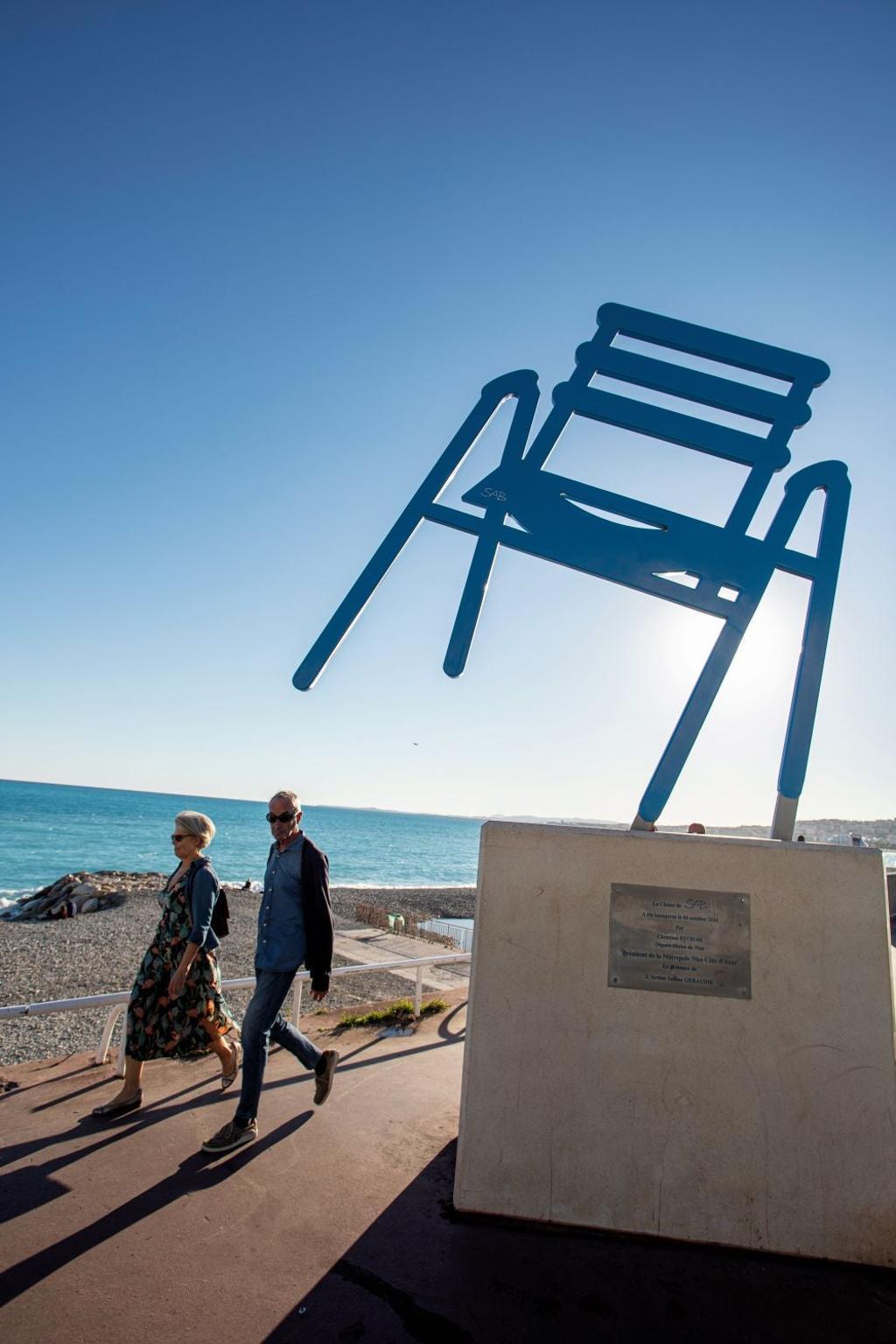 Escultura La Chaise Bleue del artista SAB en Promenade des Anglais