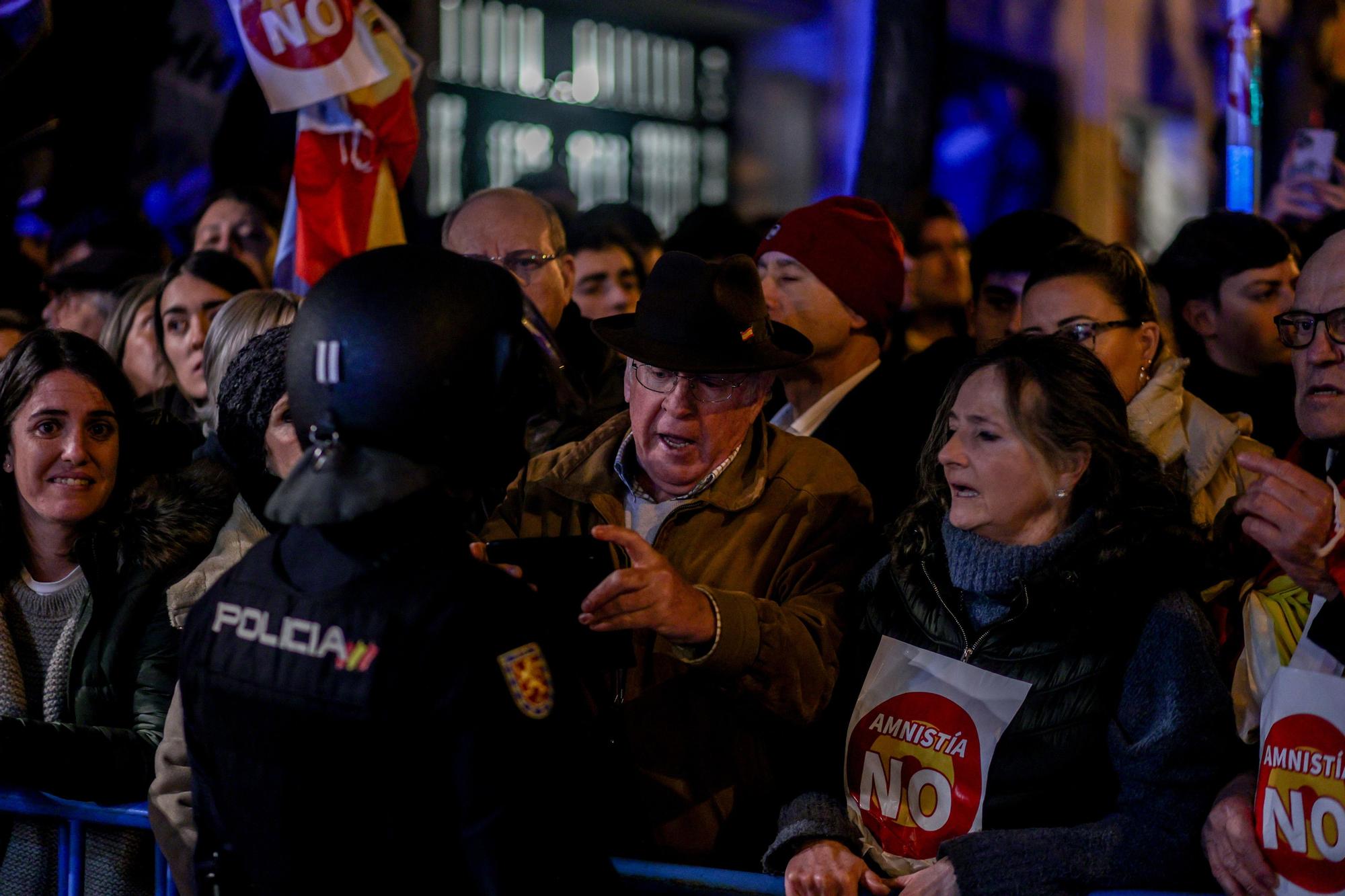 Varias personas durante una concentración en contra de la amnistía, frente a la sede del PSOE en la calle Ferraz, a 6 de noviembre de 2023, en Madrid (España). Los manifestantes se han mostrado opuestos al pacto de los socialistas con ERC que incluye, ent