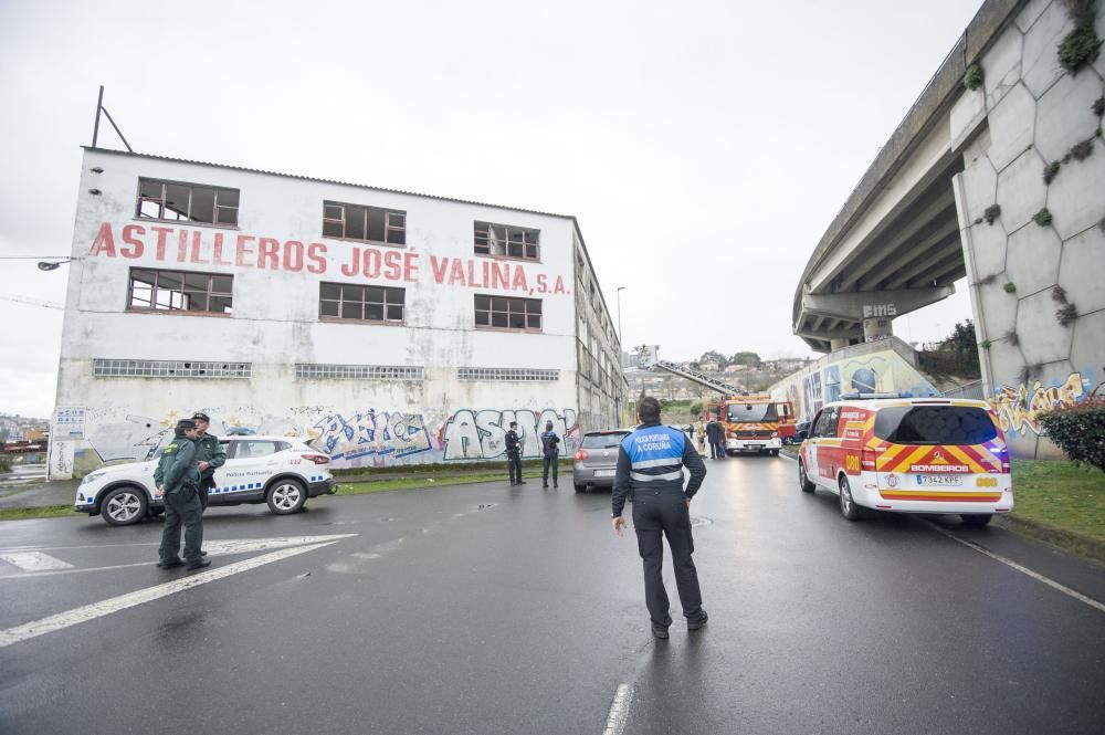 Los Bomberos acudieron a apagar un fuego en las instalaciones afectadas, abandonadas.