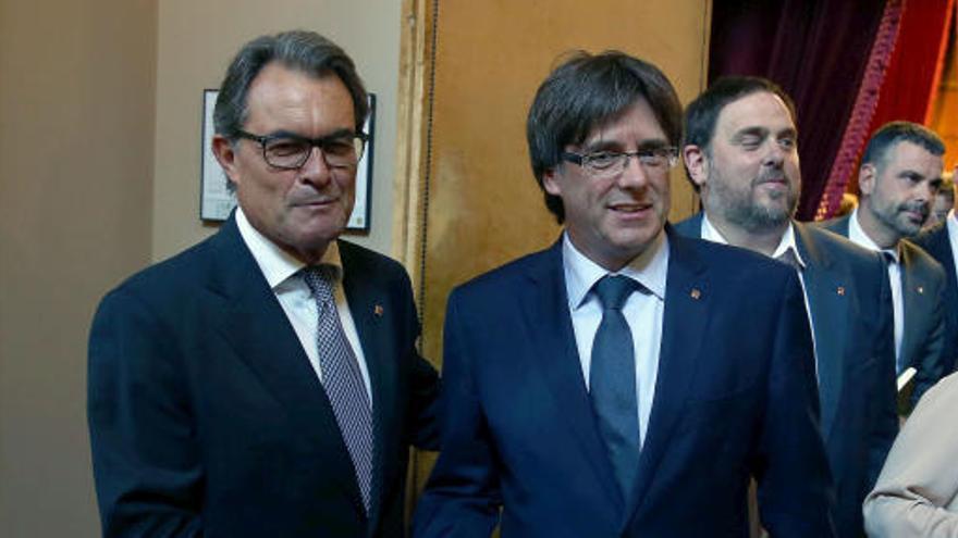 Puigdemont es dirigeix a l&#039;hemicicle per al debat de la qüestió de confiança acompanyat de Mas