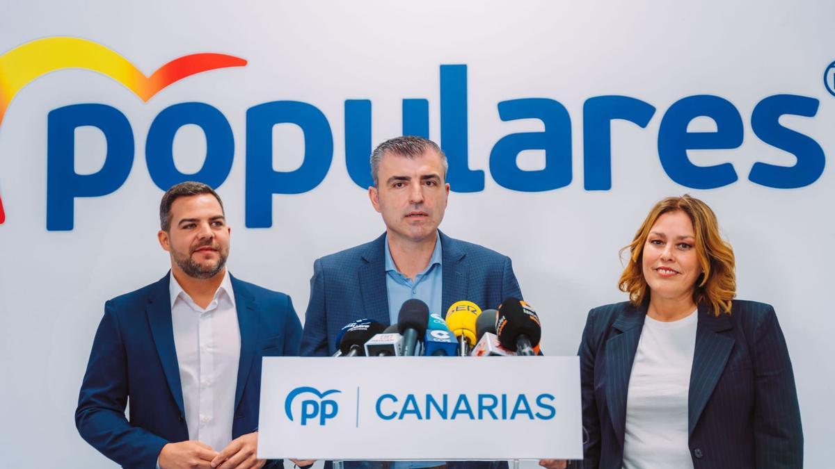 Jacobo Medina, Manuel Domínguez y Astrid Pérez, en la sede del PP en Arrecife.
