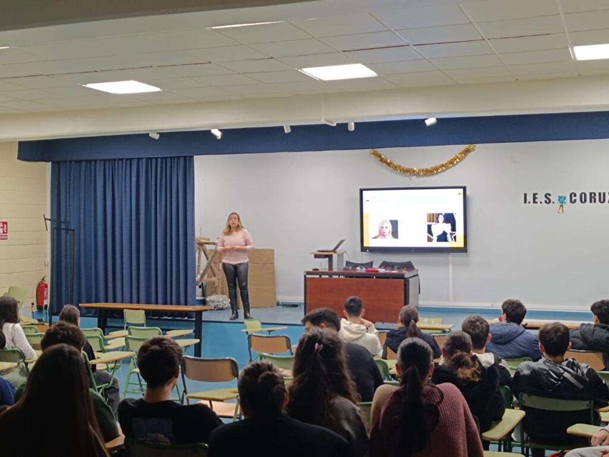 María Méndez, durante una charla en el IES de Coruxo.