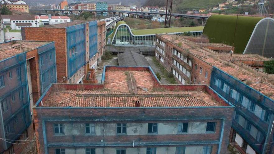 El cuartel viejo de Langreo, con las mallas instaladas para evitar la caída de cascotes.