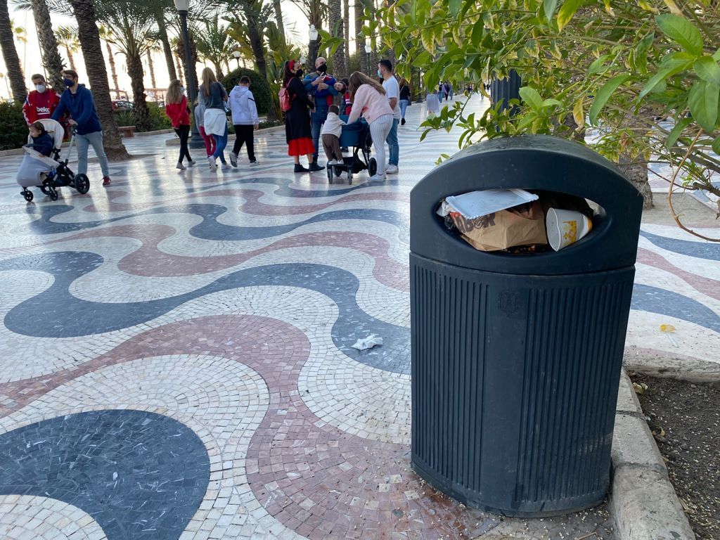 Esta es la imagen de la Explanada de Alicante: bolsas, envases, desechos... y cubos de basura al límite
