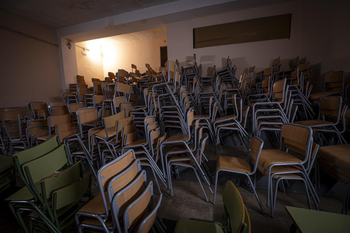 El Institut Sants, entre lo retro y lo ruinoso: crónica visual de un centro que envejece sin cuidados