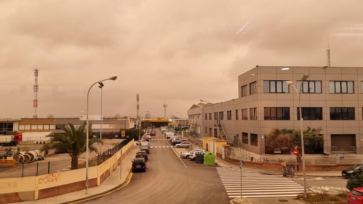 Por qué está amarillo el cielo sobre València