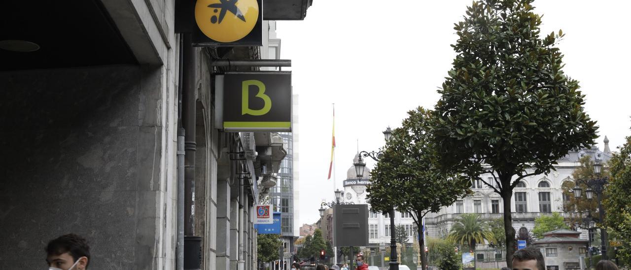 Una oficina de Caixabank y otra de Bankia en la calle Uría de Oviedo.