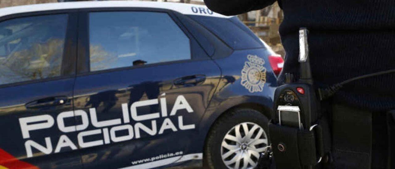 archivo agente coche patrulla policia nacional