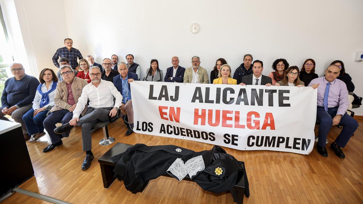 Letrados judiciales de Alicante este jueves en una sala de vistas de los juzgados de Benalúa donde se habían reunido en asamblea.