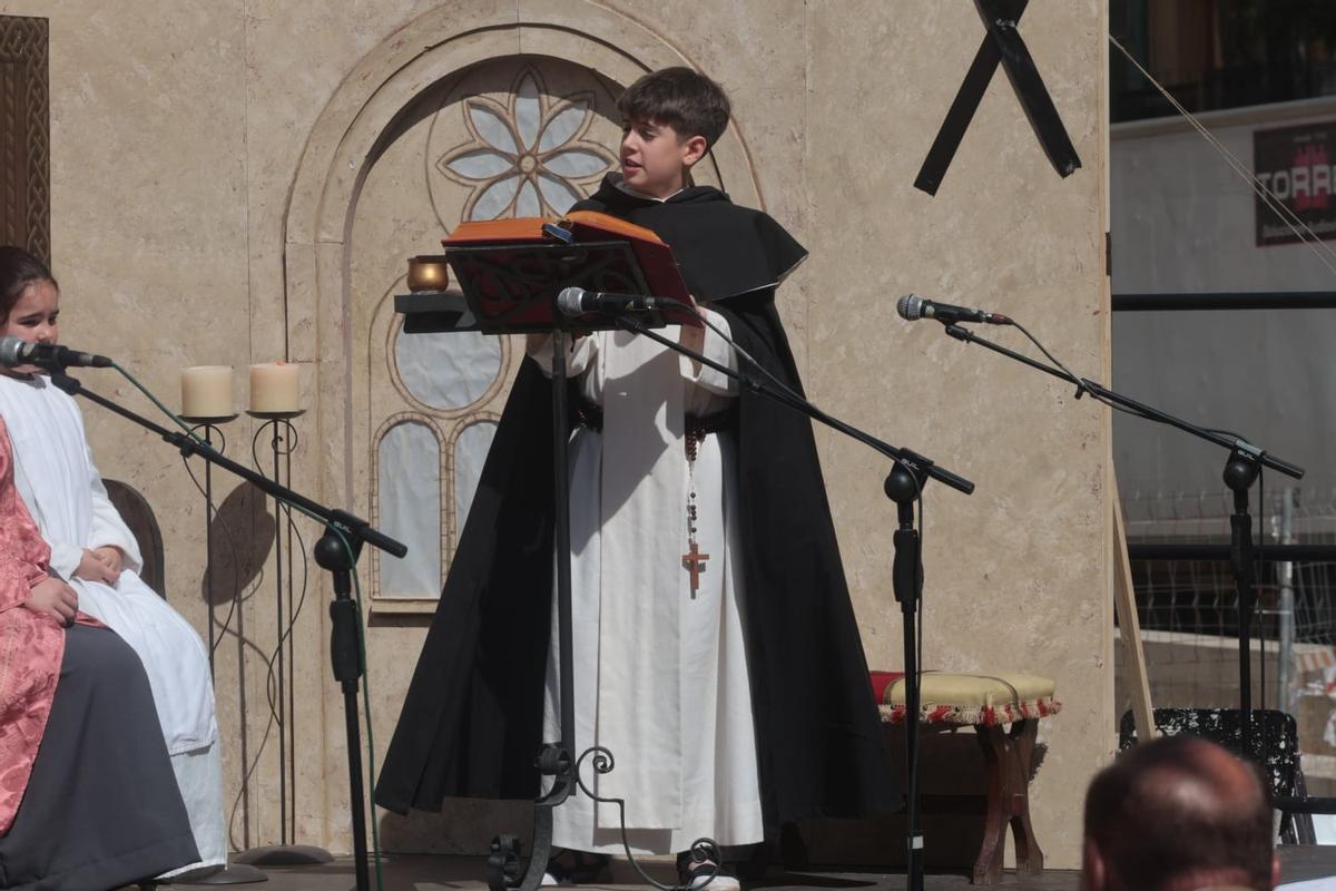 Un niño ataviado de Sant Vicent Ferrer en la puesta en escena de uno de los 'Miracles' del 'Pare predicador' en València.