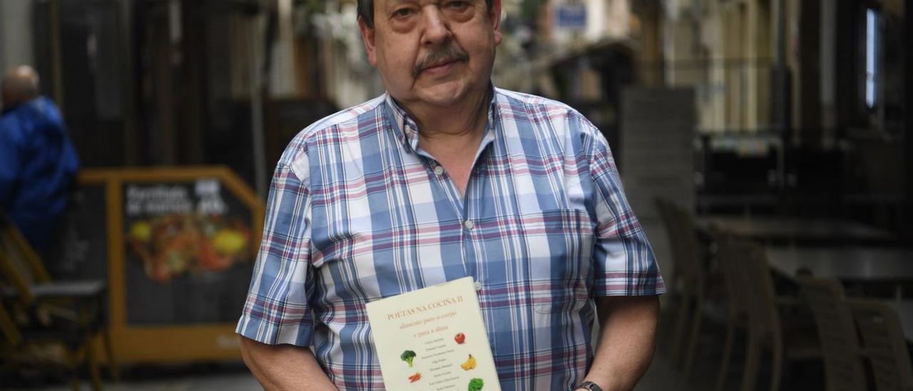 Carlos Abeledo con el libro de poesía benéfico.   | // CARLOS PARDELLAS