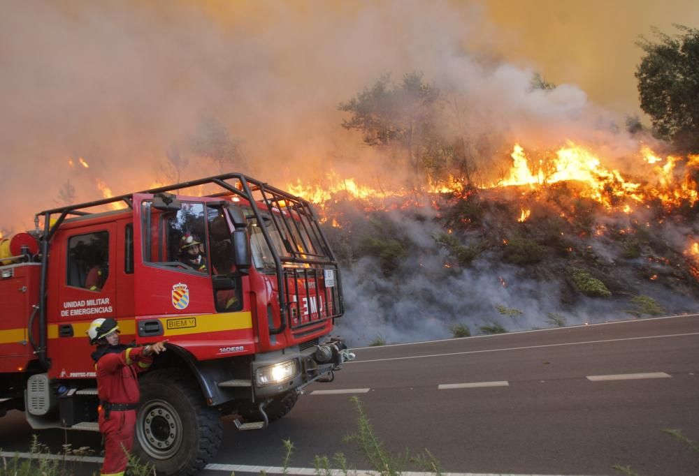 La ola de incendios forestales alcanzan a Santiago