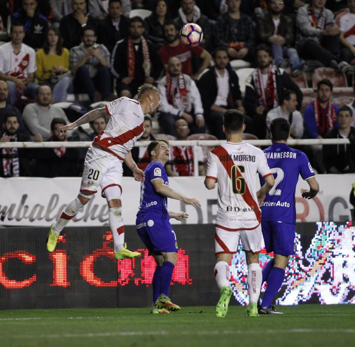 El partido entre el Rayo y el Oviedo, en imágenes