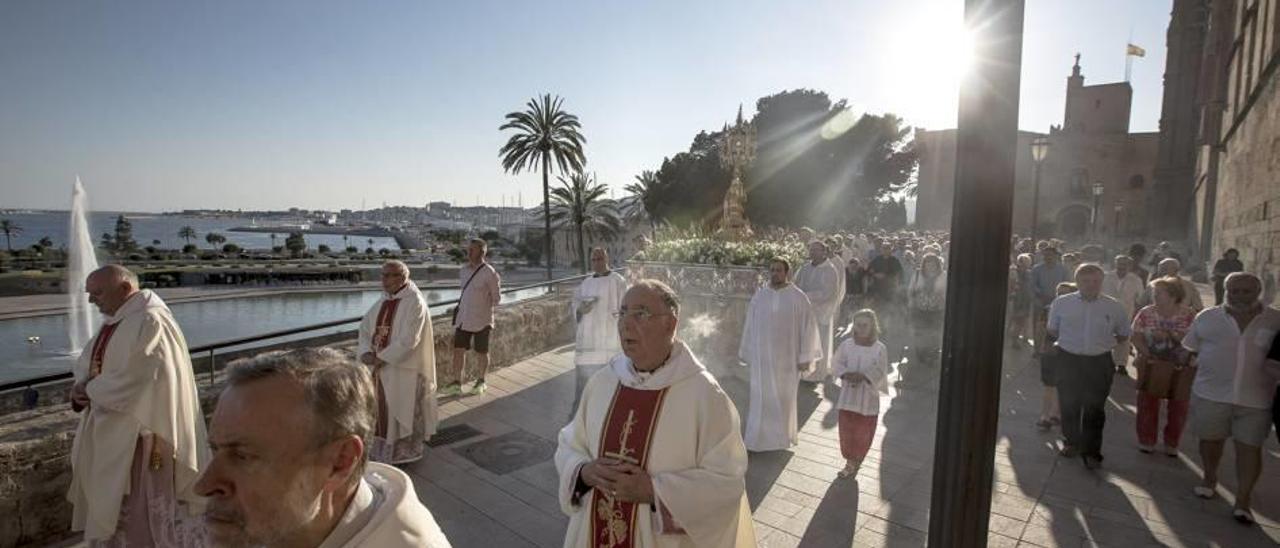 De prop o de lluny, Corpus pel juny