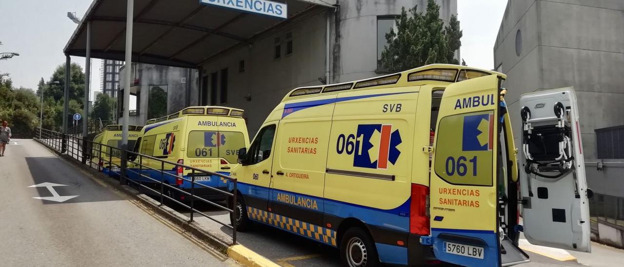 Ambulancias en el exterior del Hospital Montecelo de Pontevedra.  // RAFA VÁZQUEZ