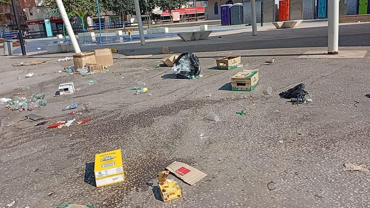 Zonas del Grau continúan presentando suciedad tras las fiestas.