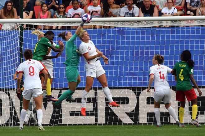 Karen Bardsley (4thL) encajona el balón frente a Alexandra Takounda (2ndL) y Millie Bright (C) durante el partido de fútbol de Francia 2019 en la Copa Mundial Femenina entre Inglaterra y Camerún, en el estadio Hainaut en Valenciennes, Francia.