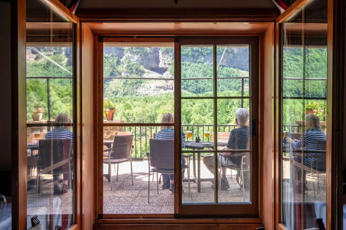 Una terraza perfecta para reponer fuerzas en el Parador de Bielsa.