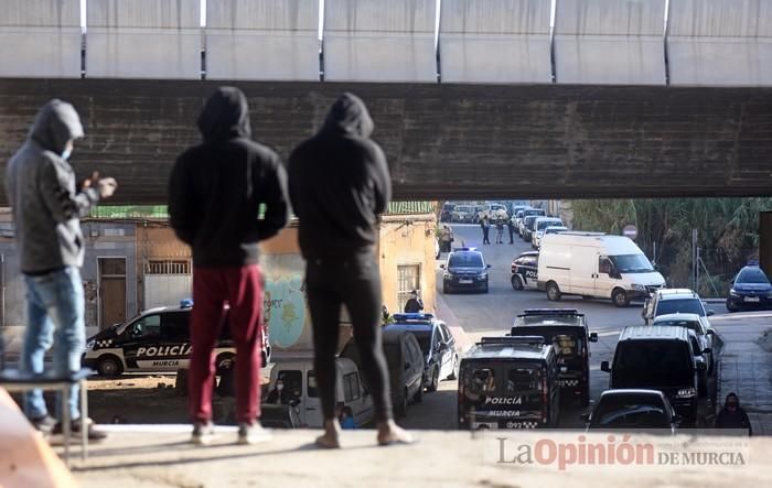 Tensión en San Pío X durante el desalojo de okupas en un edificio abandonado