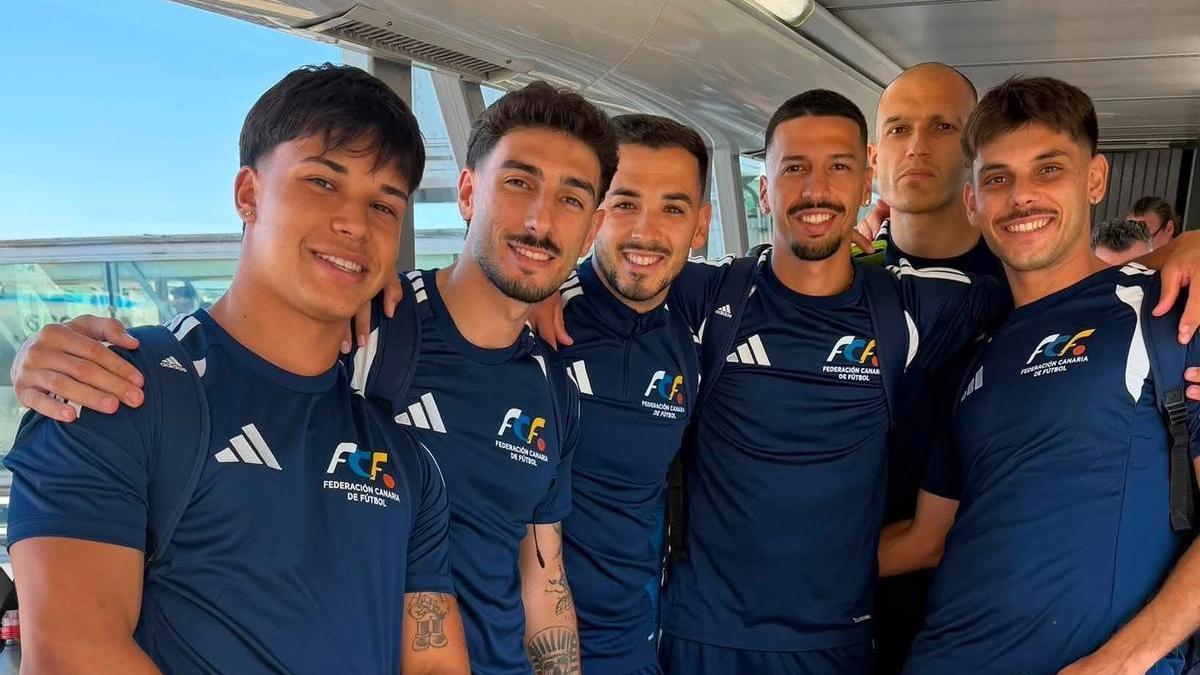 Sergio Tejera, Félix Verde, Javi Torres, Acaymo González, Alexis Cabrera y Adrián Machín, de camino a Letonia.