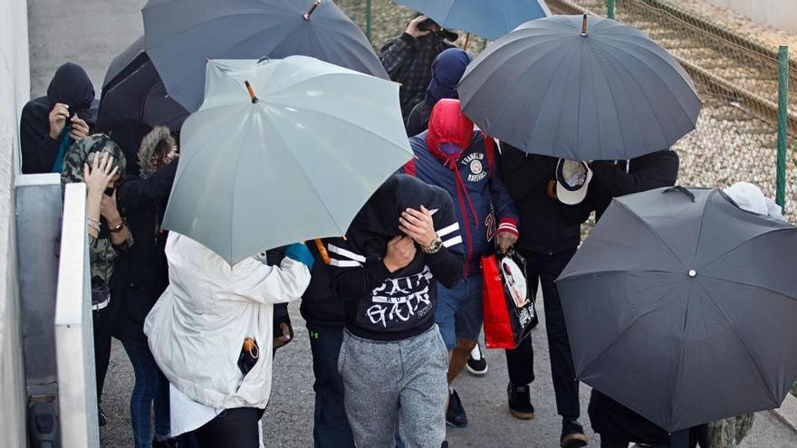 Ultras a la salida del juzgado.