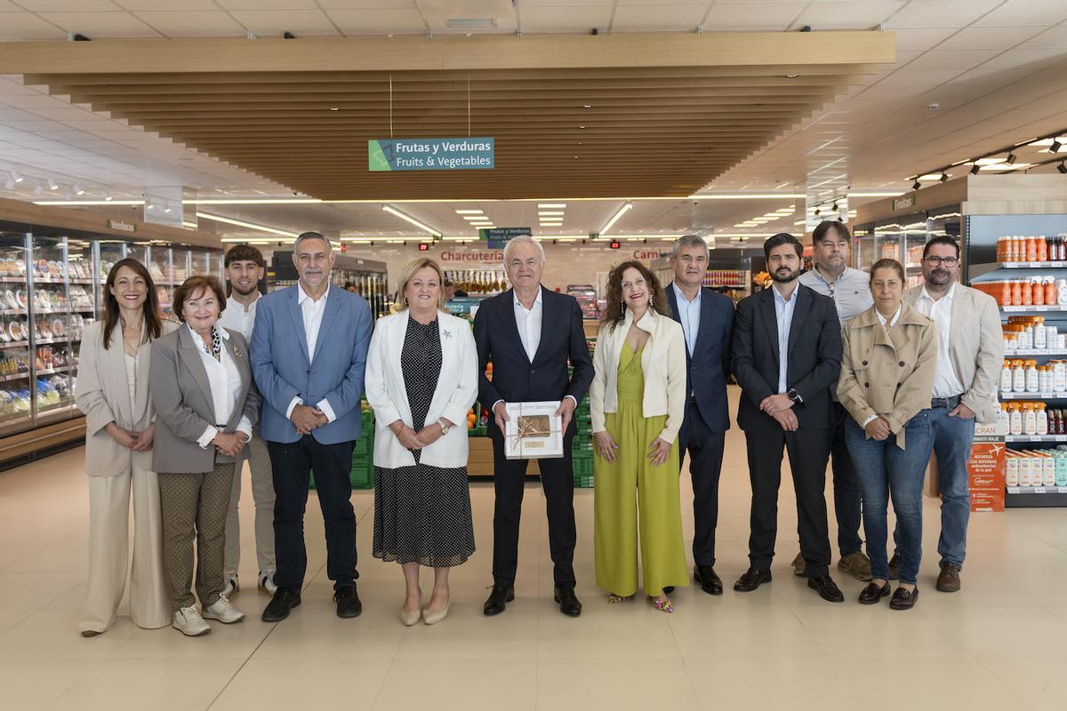 Las autoridades que han acudido a la inauguración.