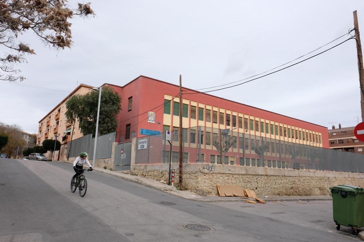 El antiguo colegio y posterior Conservatorio de Música de Elda, actualmente en desuso y deterioro.
