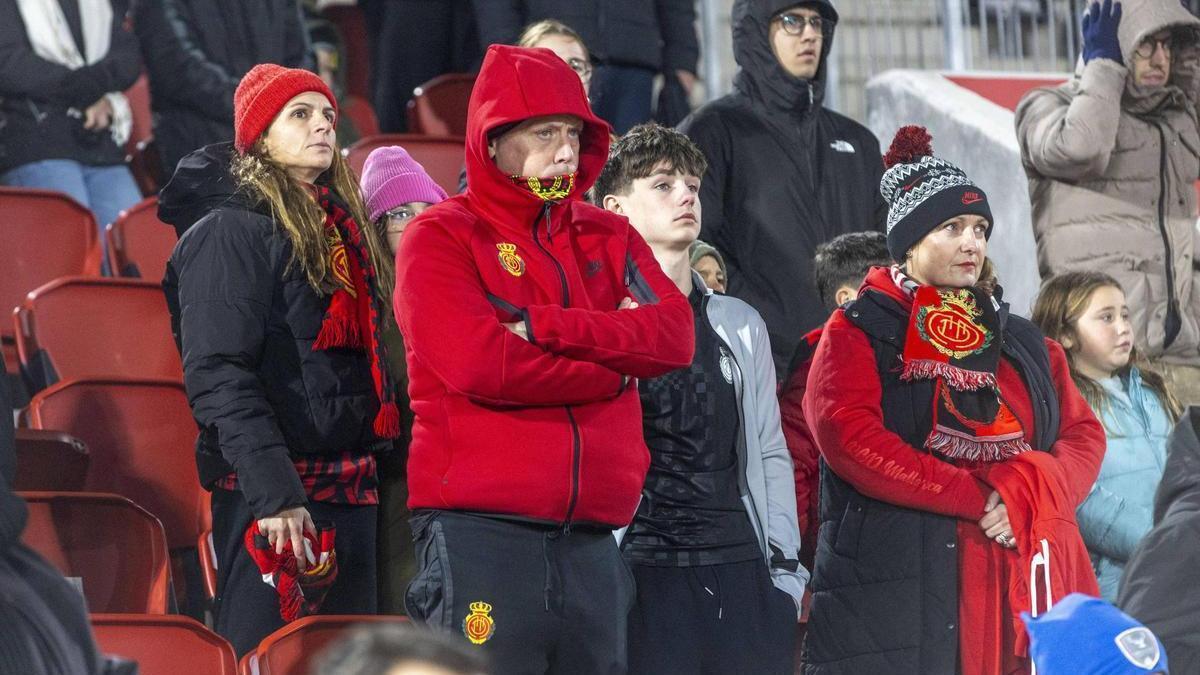 El frío fue el gran enemigo a combatir ayer en Son Moix.