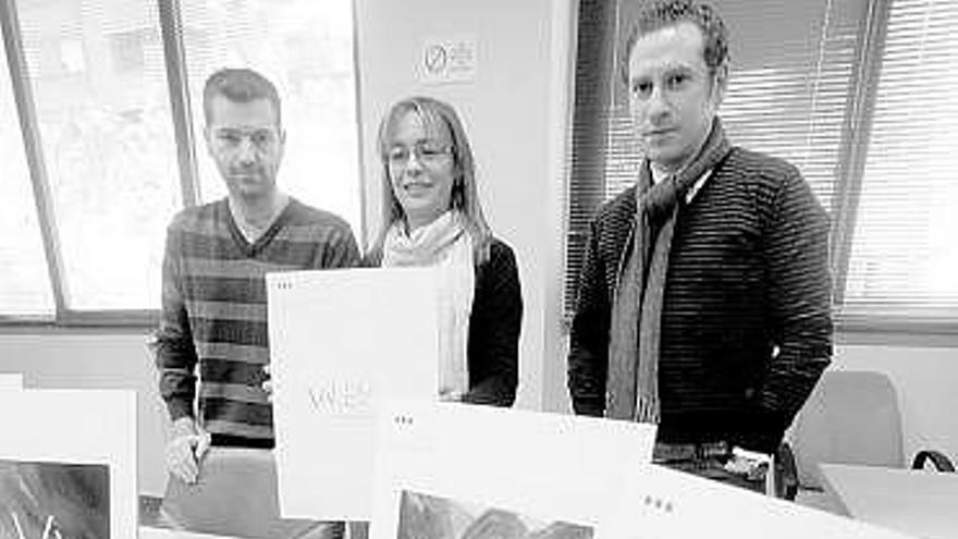 Desde la izquierda, Iván Patiño, Ángela Vallina y Luisma Hernández, con los logos del Valey, ayer en el Ayuntamiento.