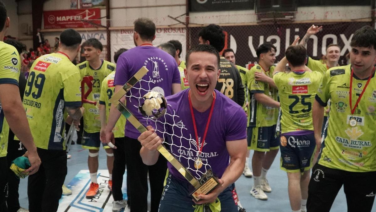 Eugenio celebra el ascenso a División de Honor Plata conseguido en O Rosal.