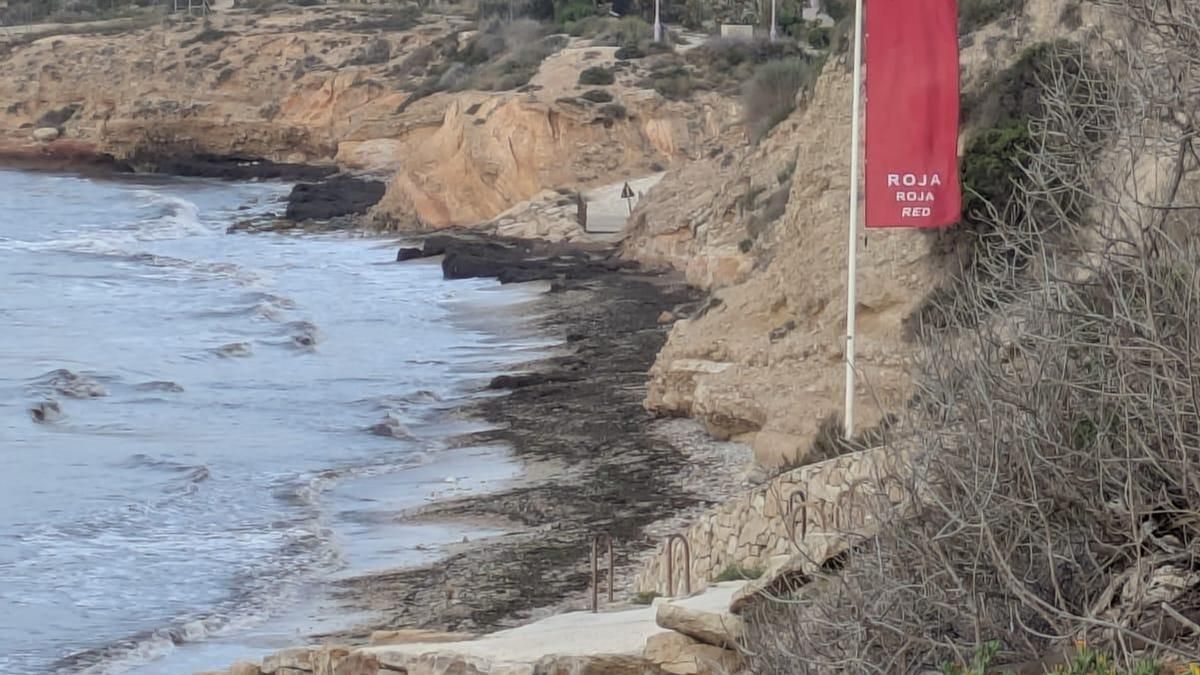 Bandera roja en la playa de l'Almadrava de El Campello