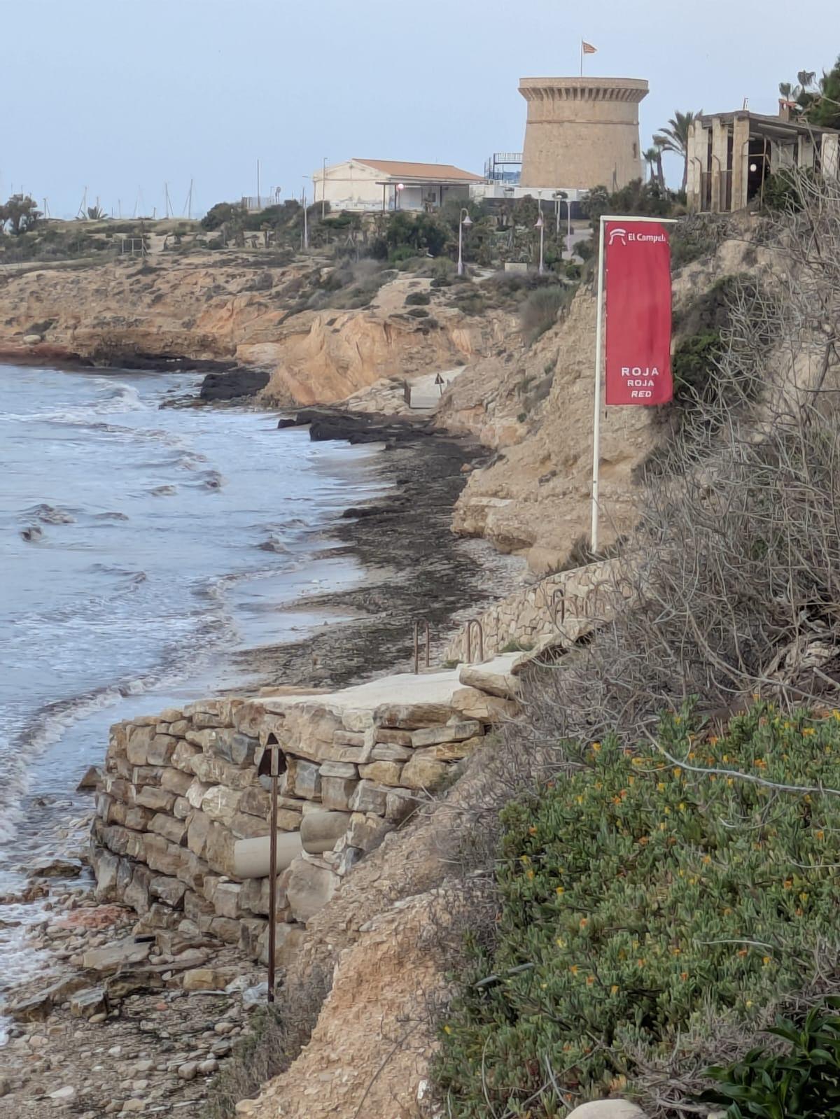 Bandera roja en la playa de la Almadraba de El Campello