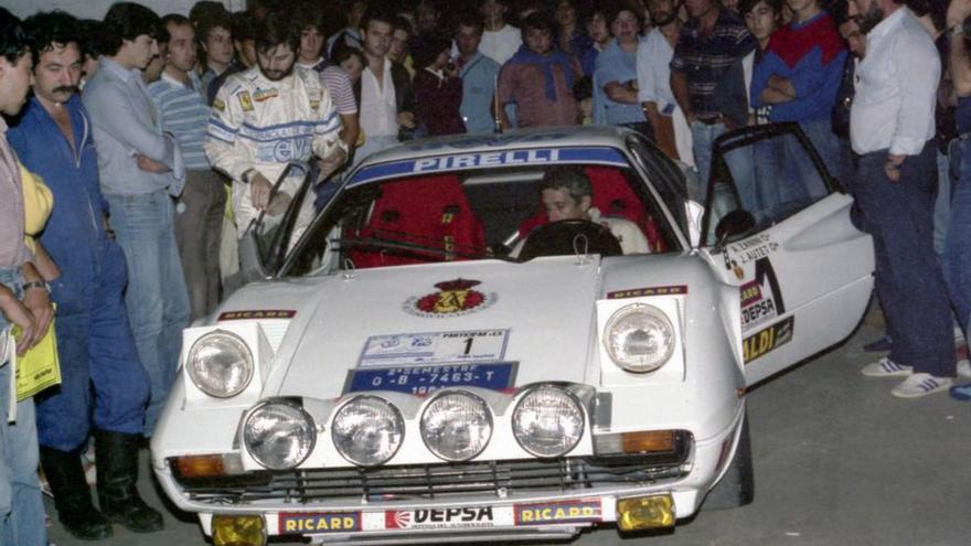 Zanini, en el interior del  Ferrari 308 GTB con el que compitió en el histórico rally de San Agustún de 1984, con su copiloto Autet a la izquierda, rodeados por aficionados asturianos. |