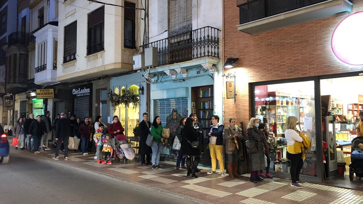 Durante horas, decenas de personas hicieron cola frente a la Librería Argot para conseguir la firma del escritor más leído de la provincia.