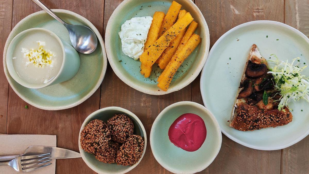 Platos del restaurante Bajarí, en Barcelona.