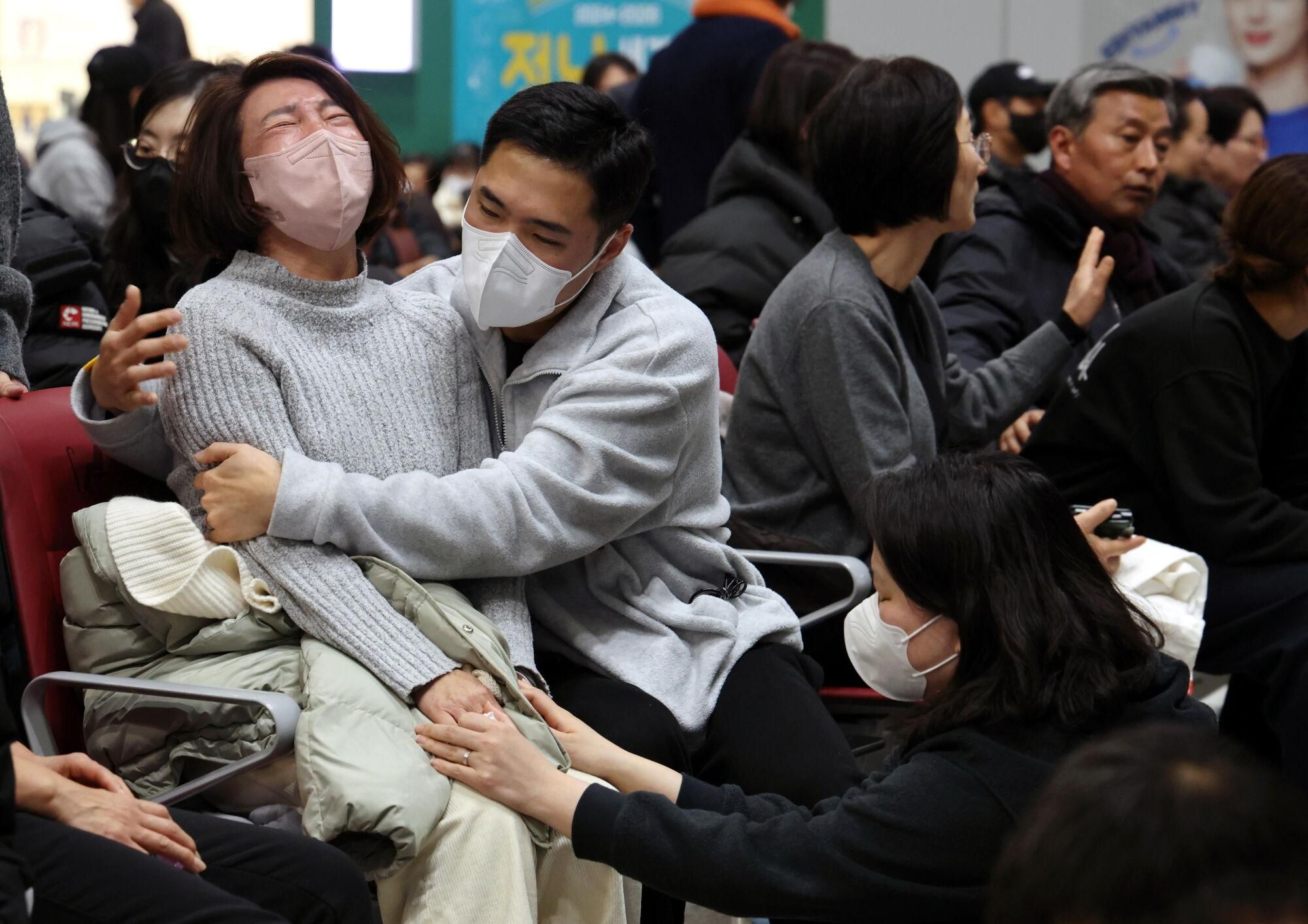 FOTODELDÍA  Muan (Corea del Sur), 29/12/2024.- Seres queridos reaccionan mientras esperan noticias en el aeropuerto de Muan, en Corea del Sur. Las autoridades elevaron a 176 la cifra oficial de muertos en el accidente del avión comercial que se salió de la pista y chocó contra un vallado tras aterrizar. EFE/ Han Myung-gu