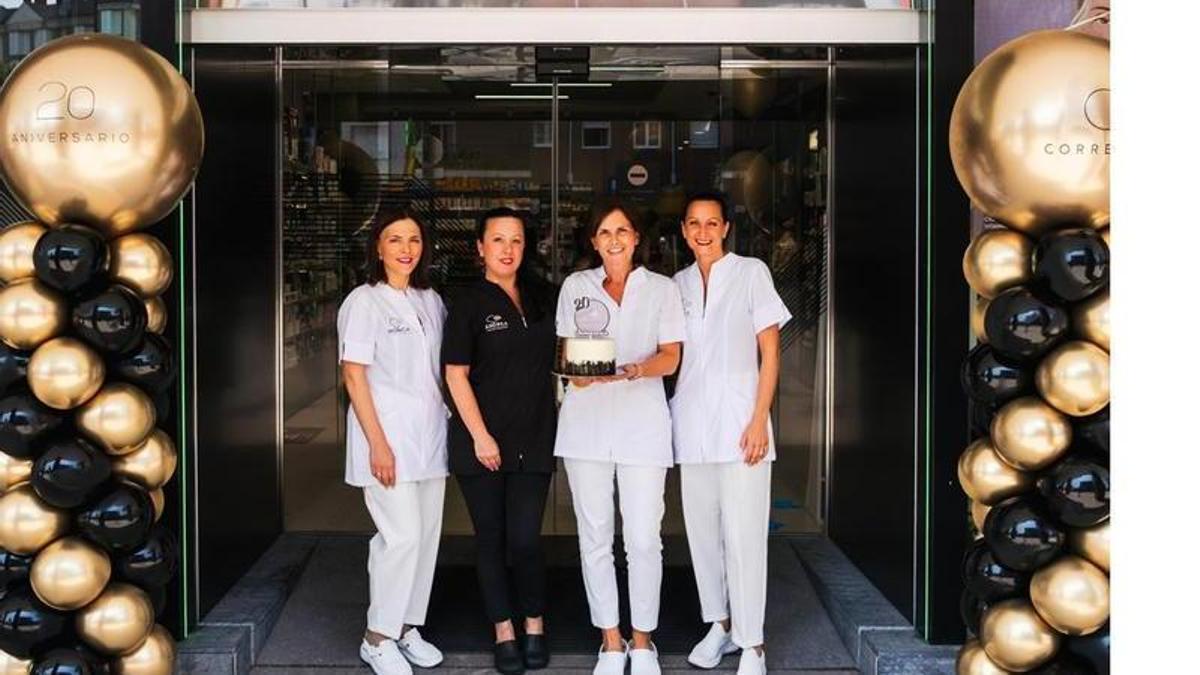 El equipo de la farmacia La Corredoira celebrando el aniversario.