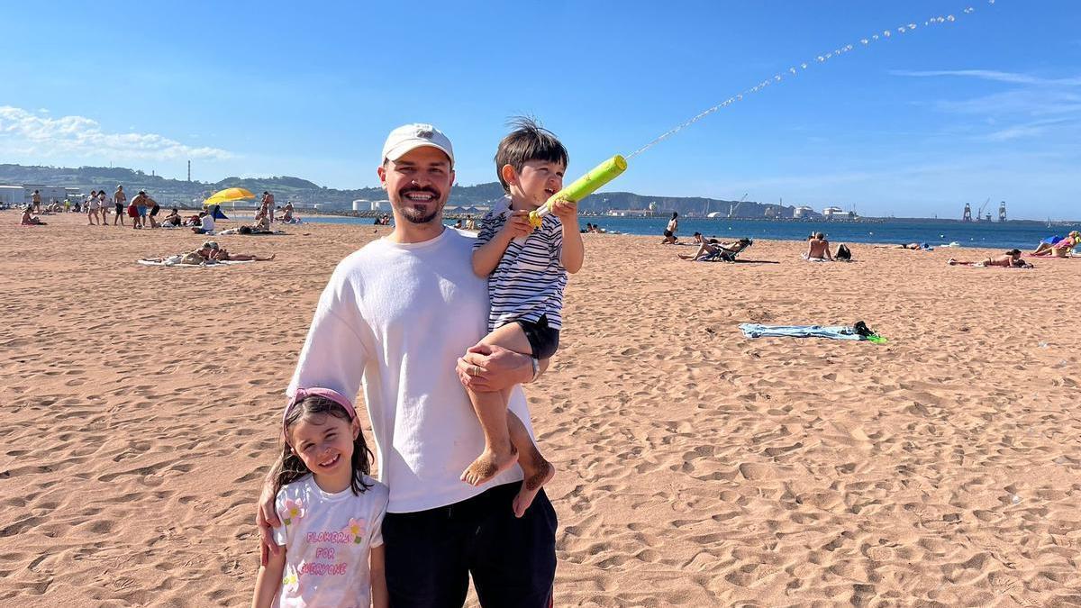 Gijón se echa a la playa: "Hace un día increíble, mejor que muchos de verano"