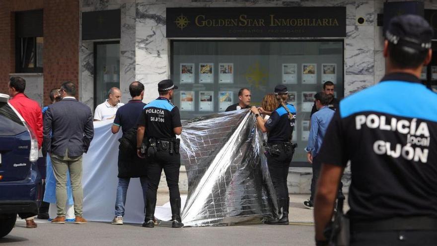Agentes de la Policía Local tapan el cadáver de Fran Tobajas en la calle Campo Sagrado.