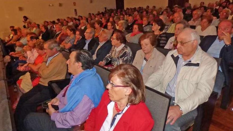 Arriba, Varela, el alcalde de Villaviciosa, Alejandro Vega, y Miguel Ángel de Dios. En el centro, Lina Menéndez y José Antonio Labra, responsable del área de Mayores de la Comarca de la Sidra. Abajo, público asistente.