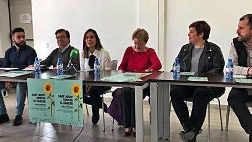 Ana Ribas, en el medio, presenta las jornadas contra el cáncer junto a representantes de las ONG.