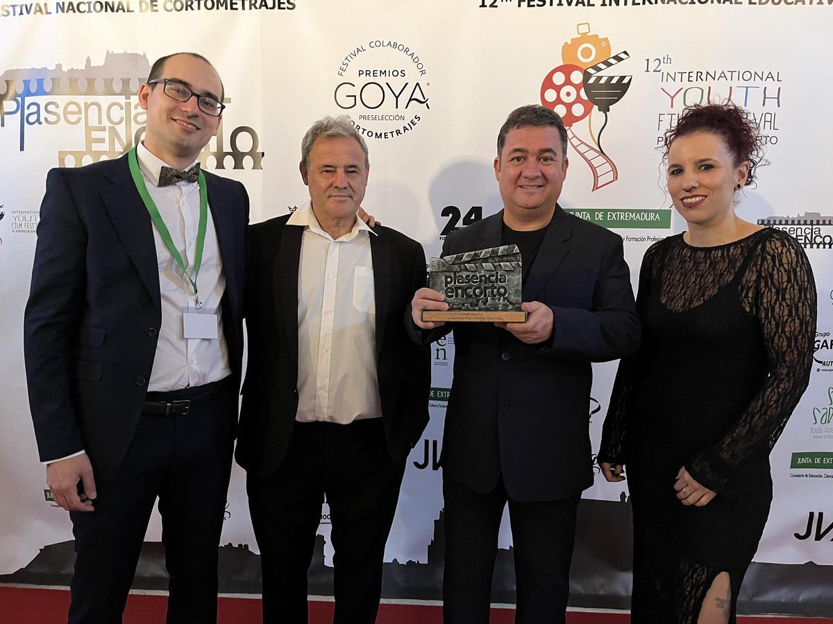 Secun de la Rosa, premio Mayorga, con responsables de 24 Fotogramas, organizadora del Plansencia Encorto.