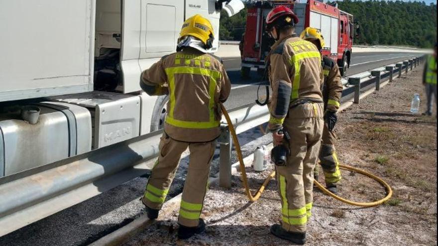 Crema el motor d&#039;un camió a la C-25, a Santa Maria d&#039;Oló