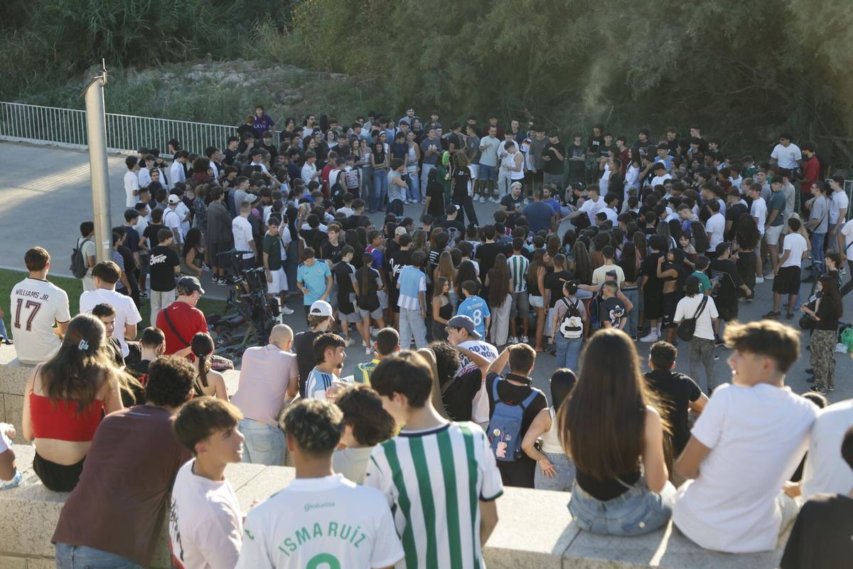 La fiebre de TikTok llega a Córdoba: las imágenes de la primera batalla de ‘farmear aura’ junto al Guadalquivir