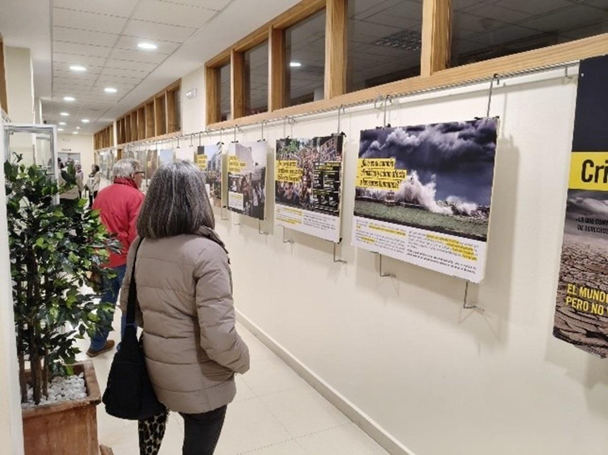Exposición 'Crisis climática y derechos humanos', montada por el grupo local de Amnistía Internacional en Córdoba y la asociación vecinal Los Califas, de Poniente Sur.