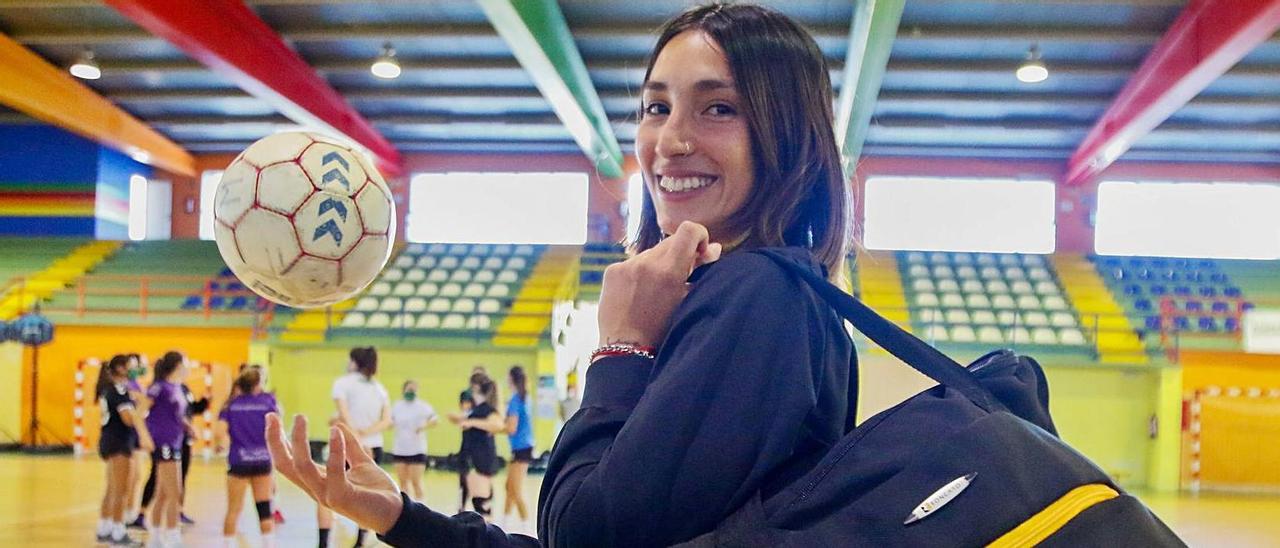 Agustina Ballada juega con el balón tras entrenar a las bases del Asmubal, aún en la cancha.