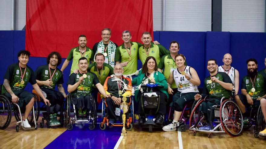 Los jugadores del conjunto axárquico posan después de alzar su primer título europeo.